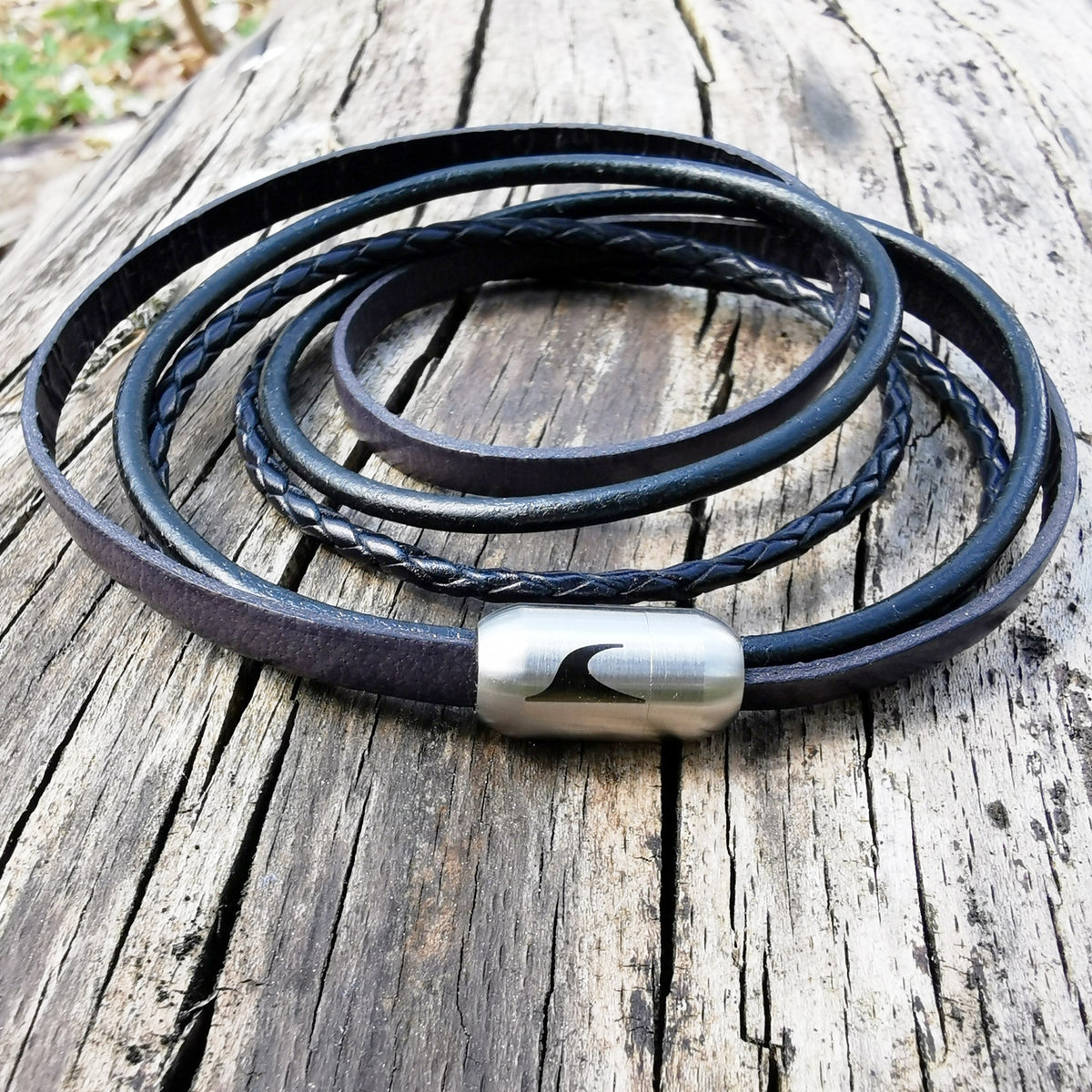 Leder-Armband-Herren-Mixed-schwarz-grau-rund-Edelstahlverschluss-detail-wavepirate-shop-lf