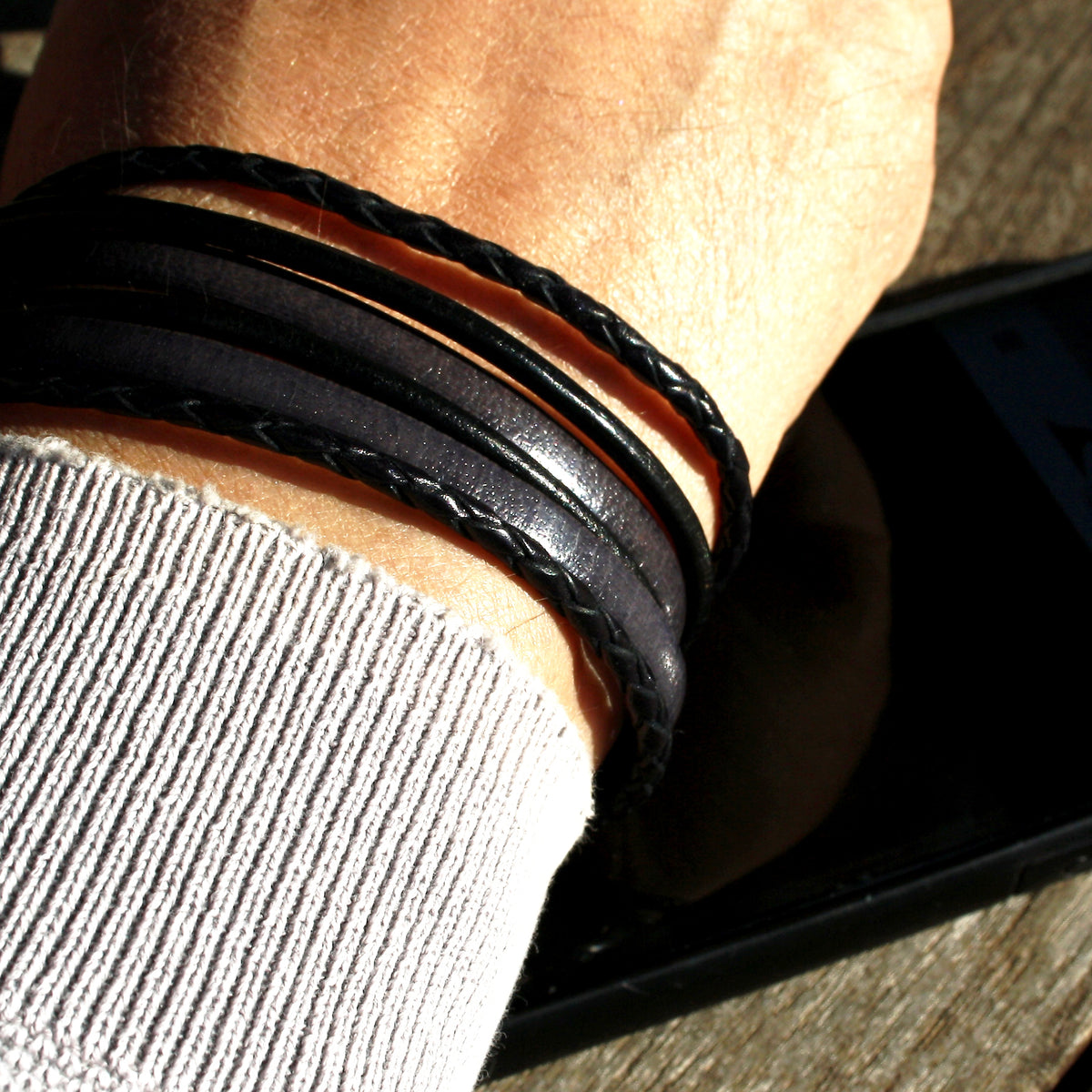 Leder-Armband-Herren-Mixed-schwarz-grau-rund-Edelstahlverschluss-getragen-wavepirate-shop-lf-1