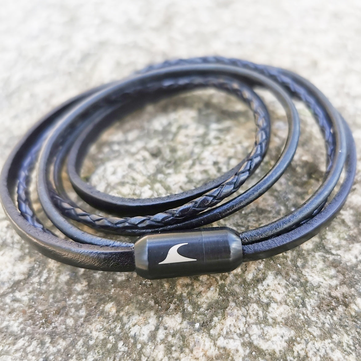 Leder-Armband-Herren-Mixed-schwarz-schwarz-rund-Edelstahlverschluss-detail-wavepirate-shop-lf