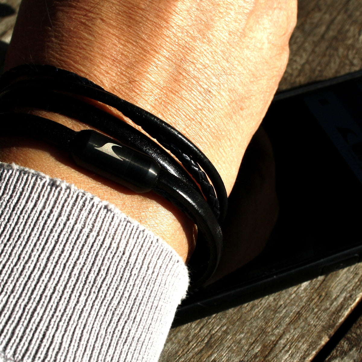 Leder-Armband-Herren-Mixed-schwarz-schwarz-rund-Edelstahlverschluss-getragen-wavepirate-shop-lf
