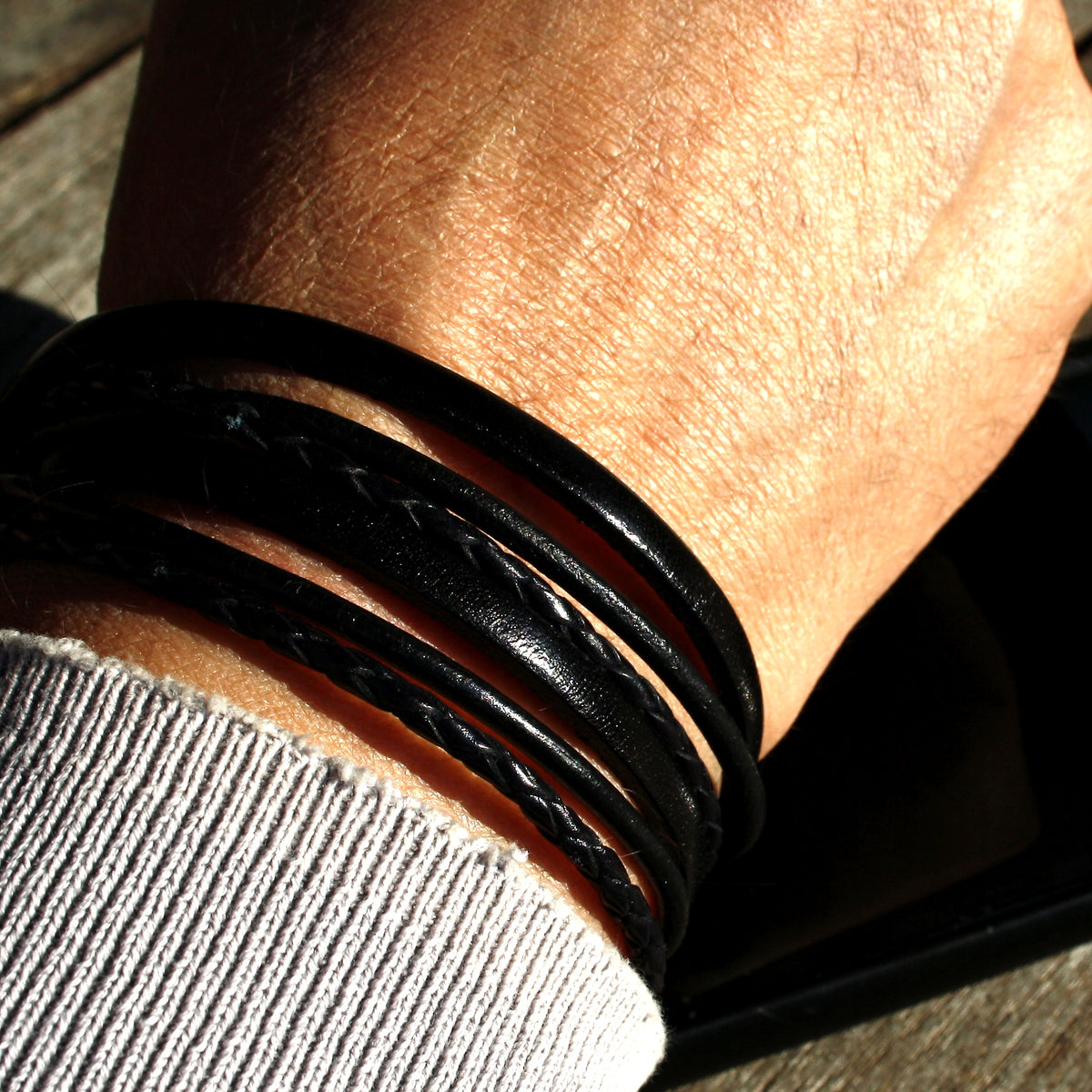 Leder-Armband-Herren-Mixed-schwarz-silber-rund-Edelstahlverschluss-getragen-wavepirate-shop-lf-1