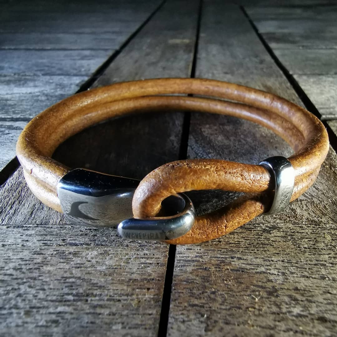 Leder-Armband-Herren-Peak-cognac-rund-Edelstahlverschluss-detail-wavepirate-shop-r