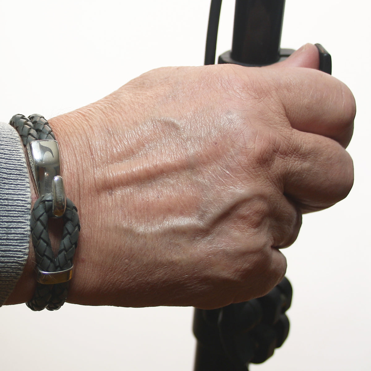 Leder-Armband-Herren-Peak-dunkelgrau-geflochten-Edelstahlverschluss-getragen-wavepirate-shop-f