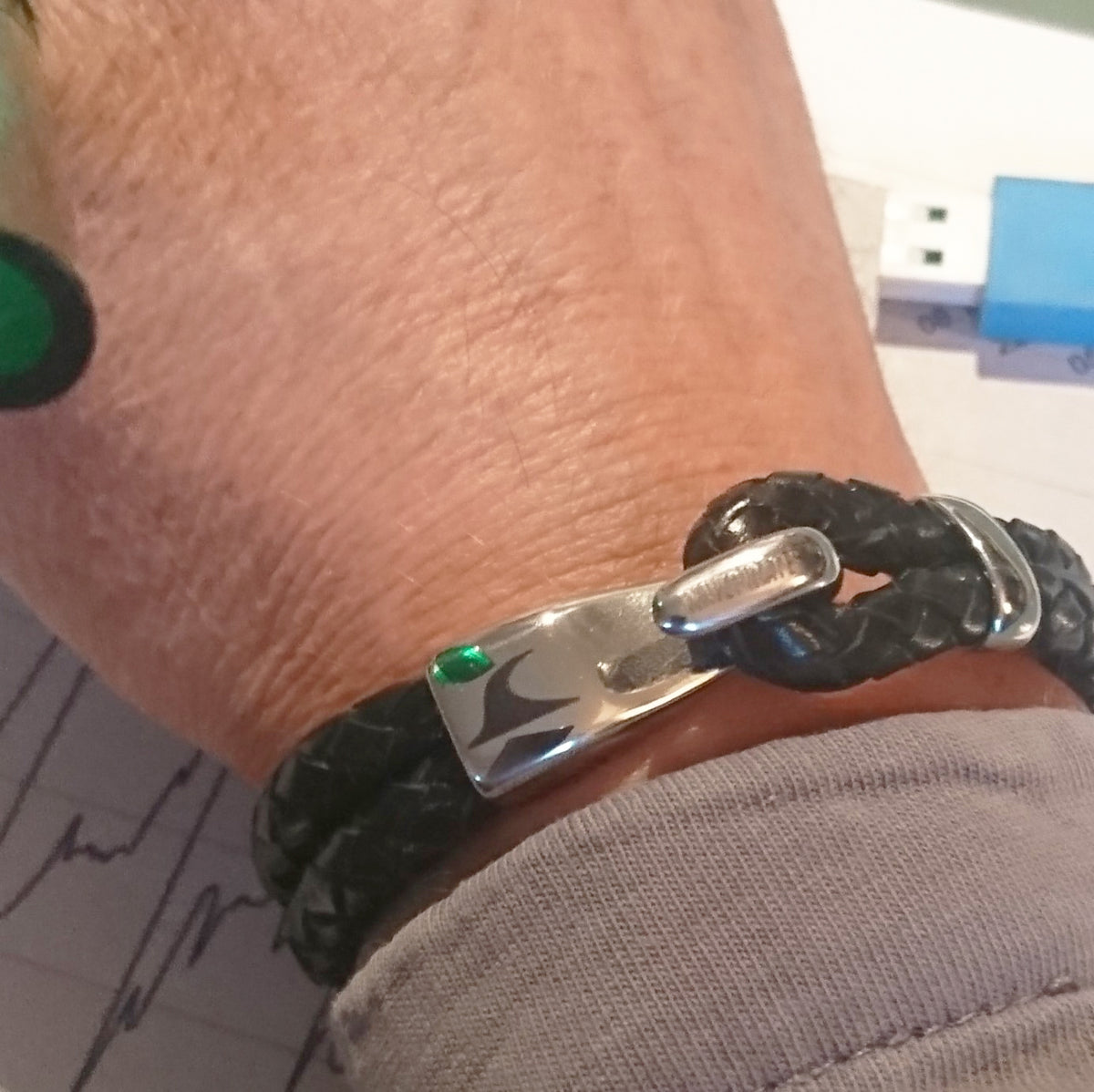 Leder-Armband-Herren-Peak-schwarz-geflochten-Edelstahlverschluss-getragen-wavepirate-shop-f-1