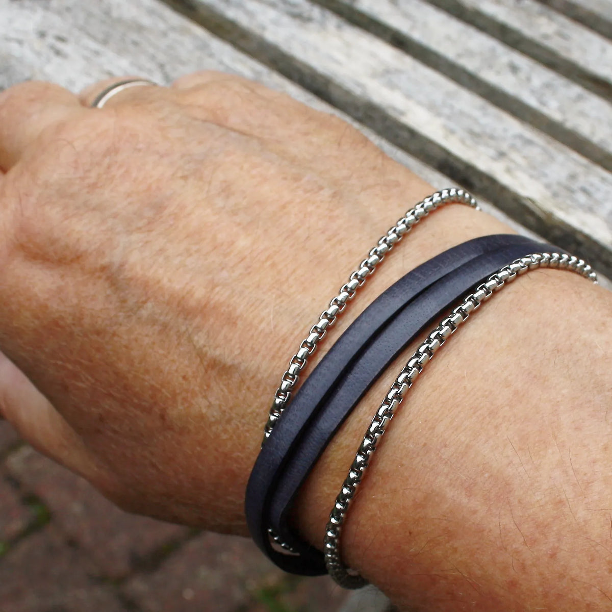 Leder-Armband-Herren-Rex-edelstahlkette-anthrazit-grau-flach-Edelstahlverschluss-getragen-wavepirate-shop-3