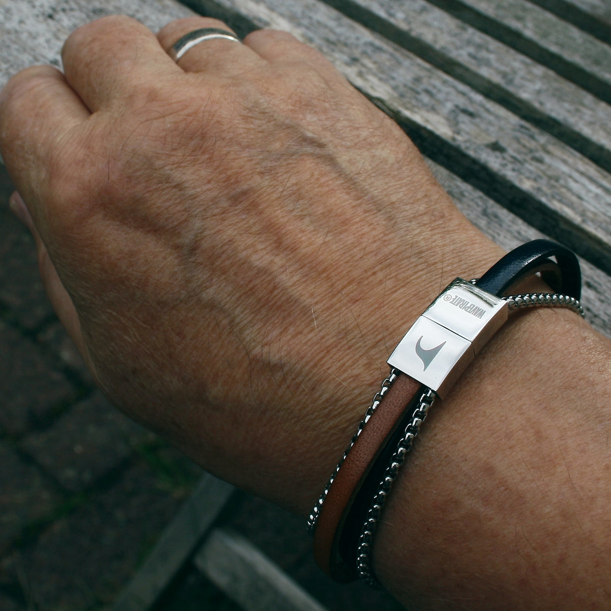 Leder-Armband-Herren-Rex-edelstahlkette-cognac-navy-flach-Edelstahlverschluss-getragen-wavepirate-shop-2