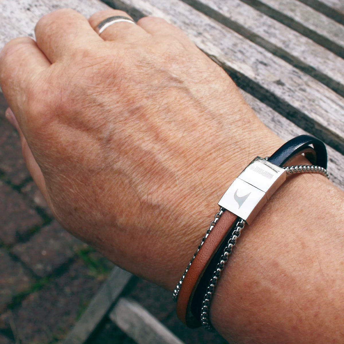 Leder-Armband-Herren-Rex-edelstahlkette-cognac-navy-flach-Edelstahlverschluss-getragen-wavepirate-shop-2
