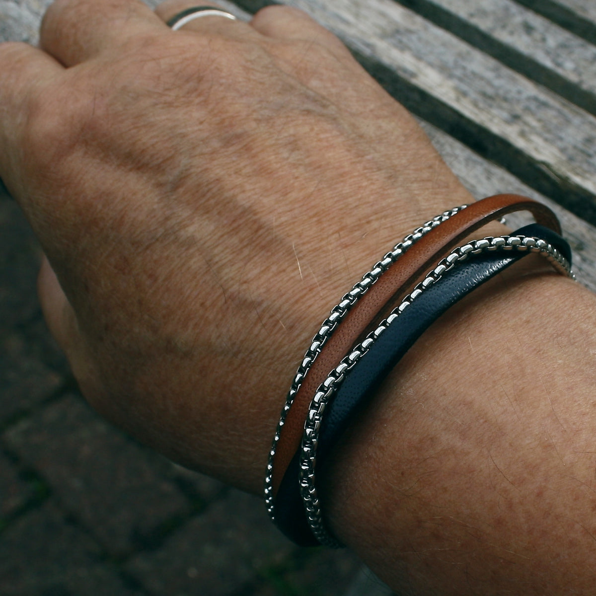 Leder-Armband-Herren-Rex-edelstahlkette-cognac-navy-flach-Edelstahlverschluss-getragen-wavepirate-shop-3
