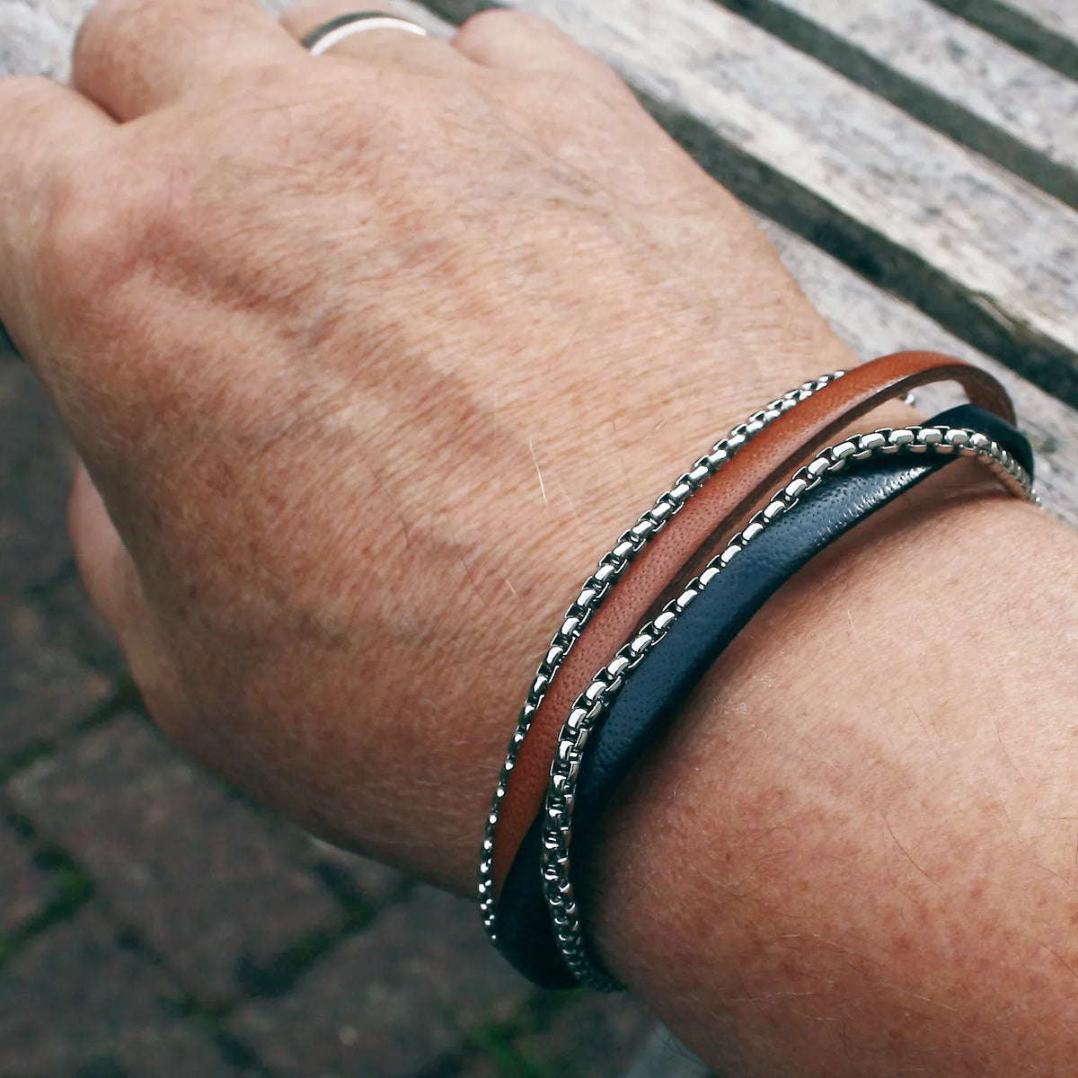 Leder-Armband-Herren-Rex-edelstahlkette-cognac-navy-flach-Edelstahlverschluss-getragen-wavepirate-shop-3