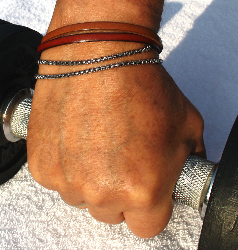 Leder-Armband-Herren-Rex-edelstahlkette-mahagoni-cognac-flach-Edelstahlverschluss-getragen-wavepirate-shop-1