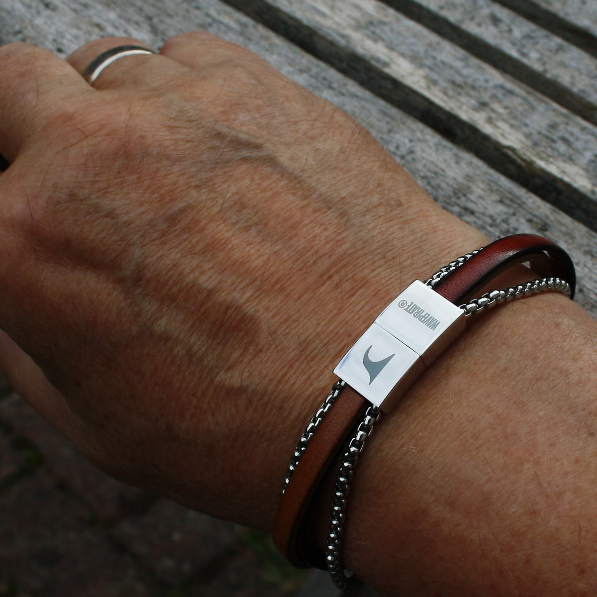 Leder-Armband-Herren-Rex-edelstahlkette-mahagoni-cognac-flach-Edelstahlverschluss-getragen-wavepirate-shop-2