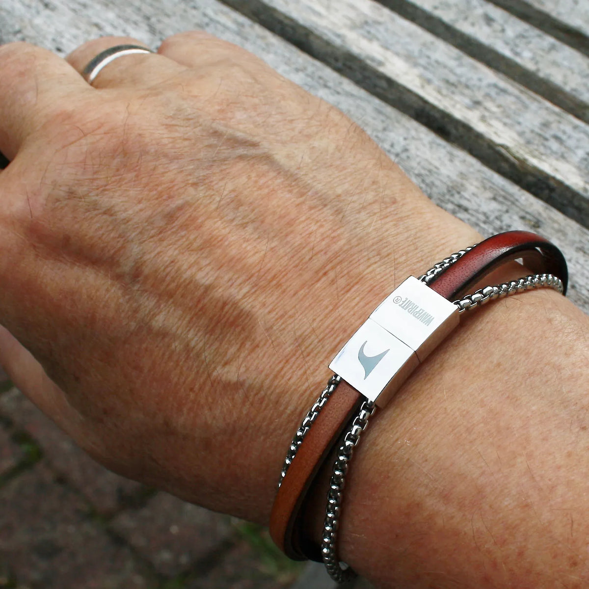 Leder-Armband-Herren-Rex-edelstahlkette-mahagoni-cognac-flach-Edelstahlverschluss-getragen-wavepirate-shop-2