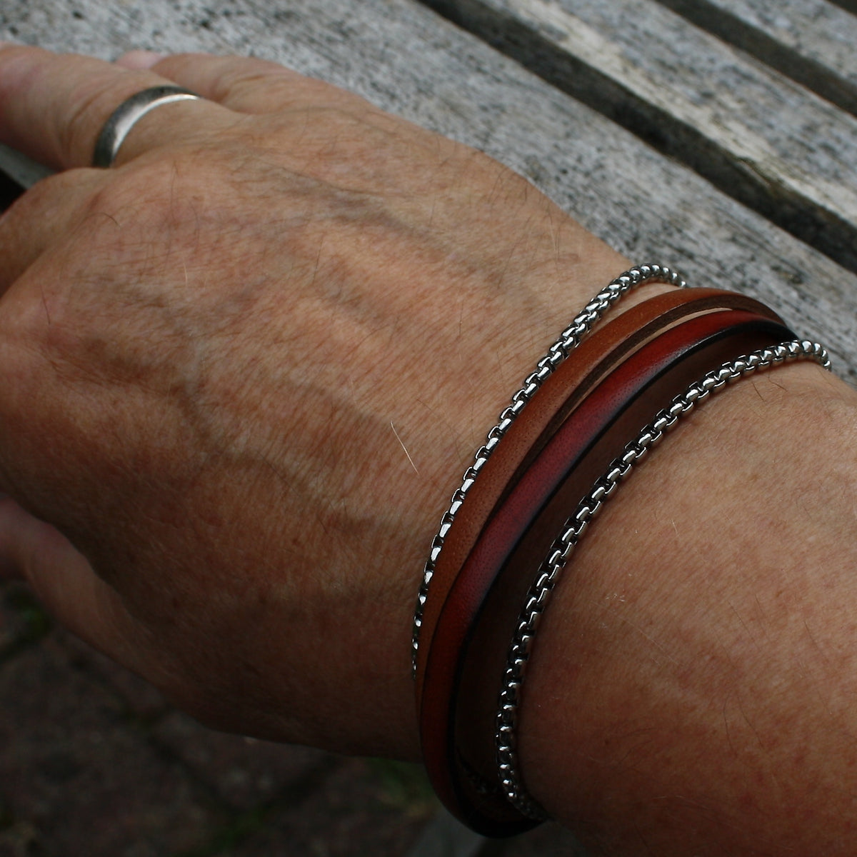 Leder-Armband-Herren-Rex-edelstahlkette-mahagoni-cognac-flach-Edelstahlverschluss-getragen-wavepirate-shop-3