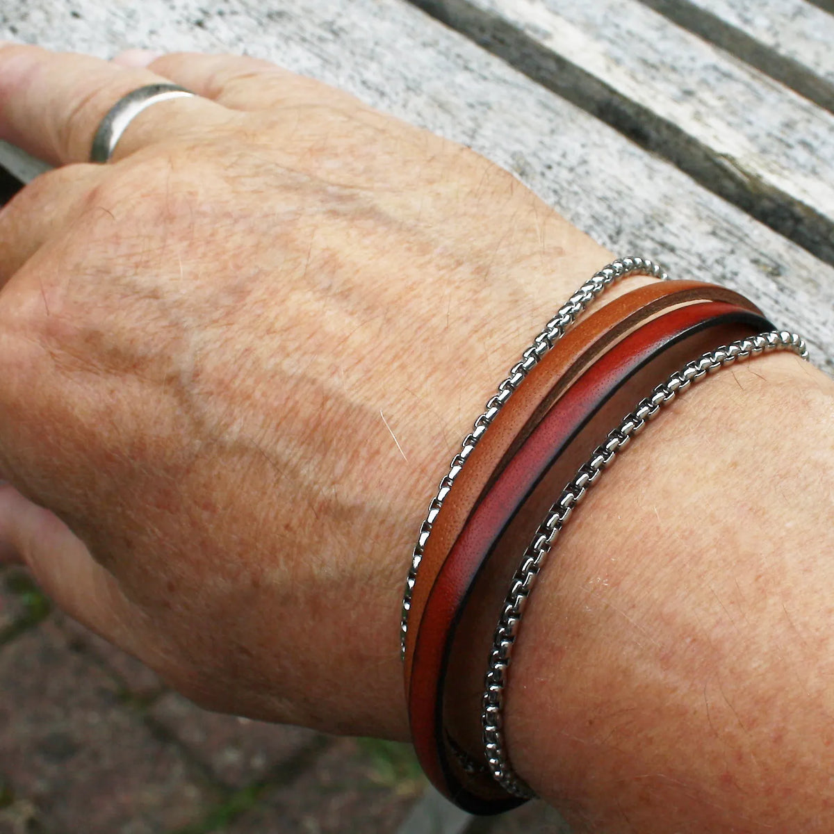Leder-Armband-Herren-Rex-edelstahlkette-mahagoni-cognac-flach-Edelstahlverschluss-getragen-wavepirate-shop-3