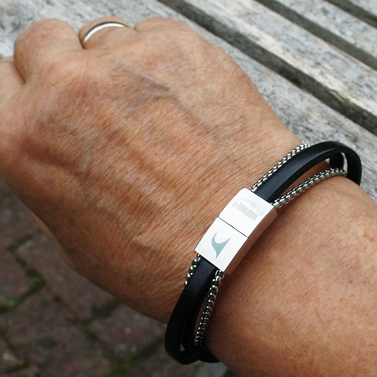 Leder-Armband-Herren-Rex-edelstahlkette-schwarz-flach-Edelstahlverschluss-getragen-wavepirate-shop-2_Kopie