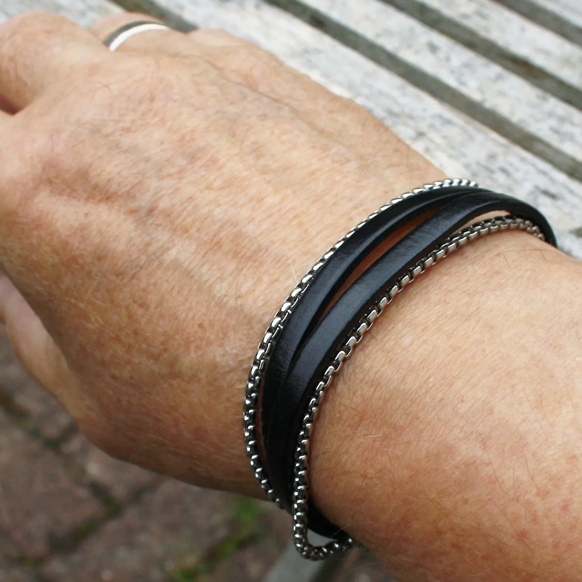 Leder-Armband-Herren-Rex-edelstahlkette-schwarz-flach-Edelstahlverschluss-getragen-wavepirate-shop-3