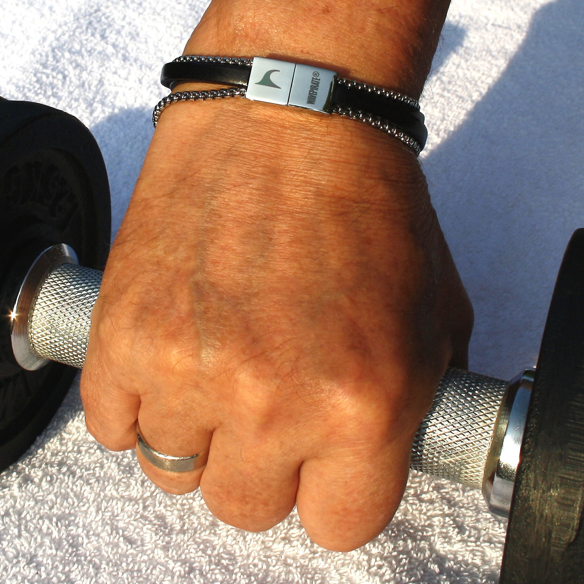 Leder-Armband-Herren-Rex-edelstahlkette-schwarz-flach-Edelstahlverschluss-getragen-wavepirate-shop