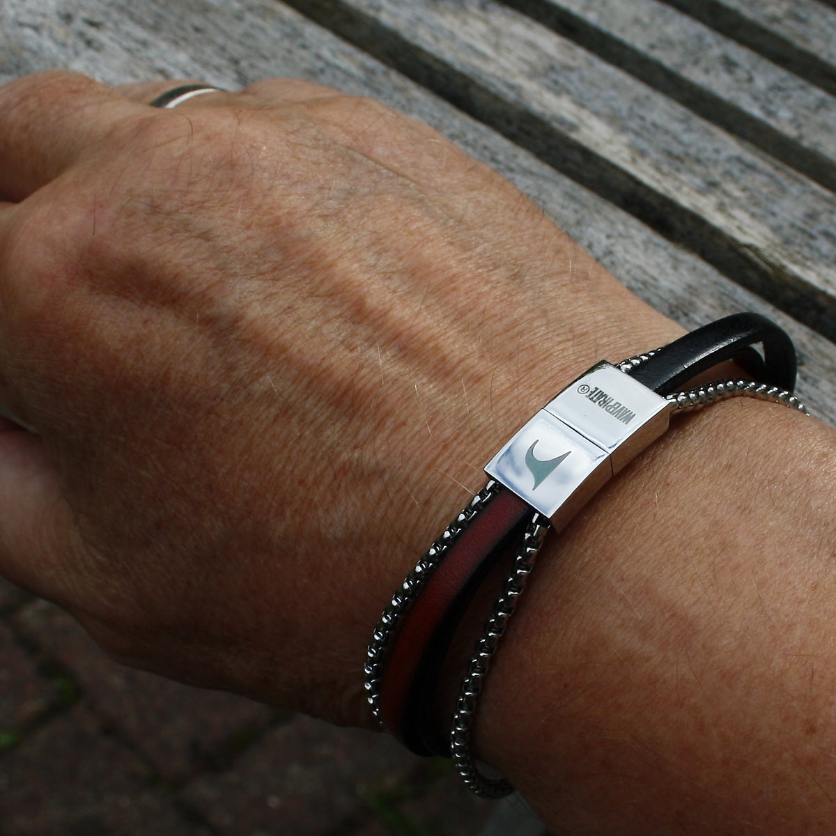 Leder-Armband-Herren-Rex-edelstahlkette-schwarz-mahagoni-flach-Edelstahlverschluss-getragen-wavepirate-shop
