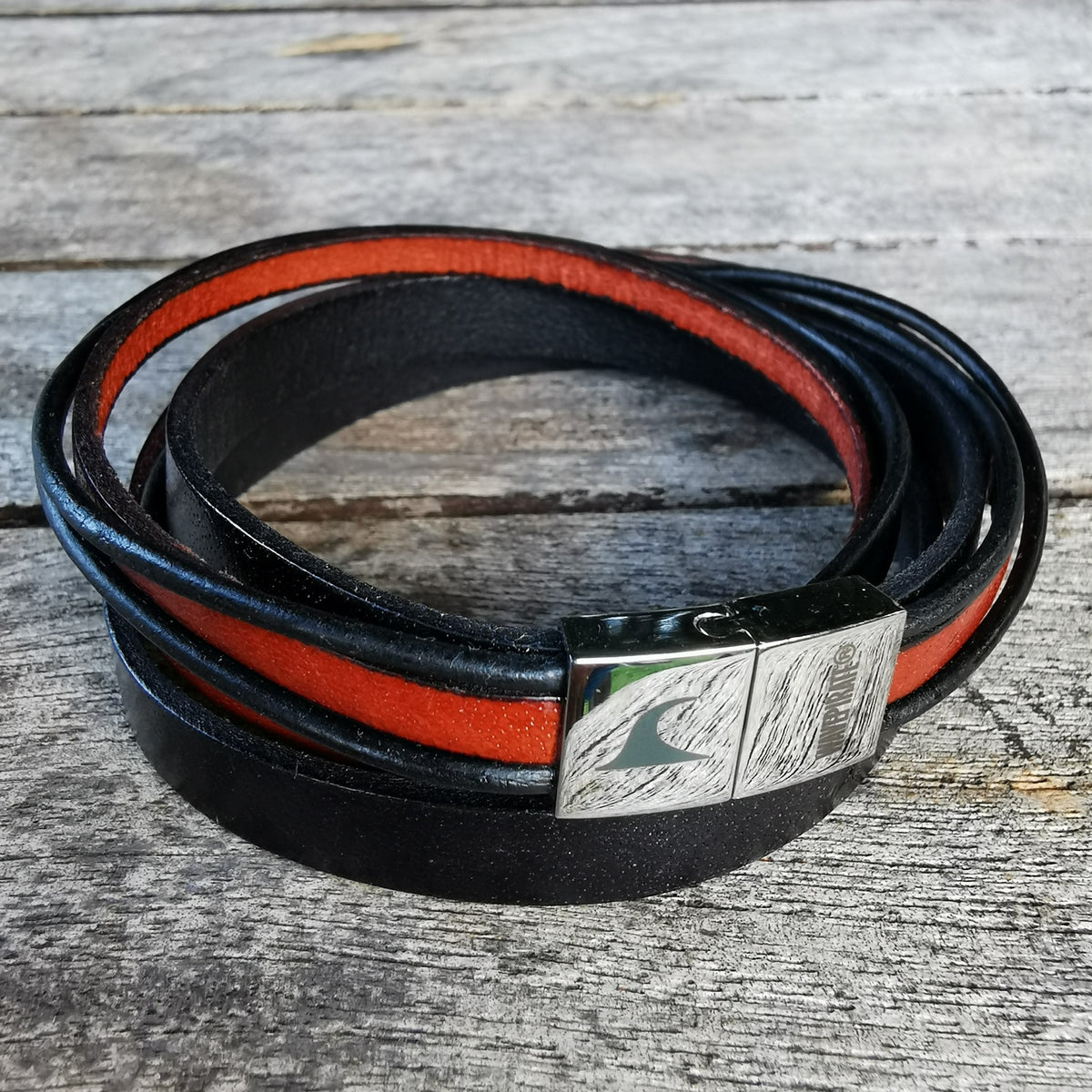 Leder-Armband-Herren-Rockstar-schwarz-mahagoni-flach-Edelstahlverschluss-detail-wavepirate-shop