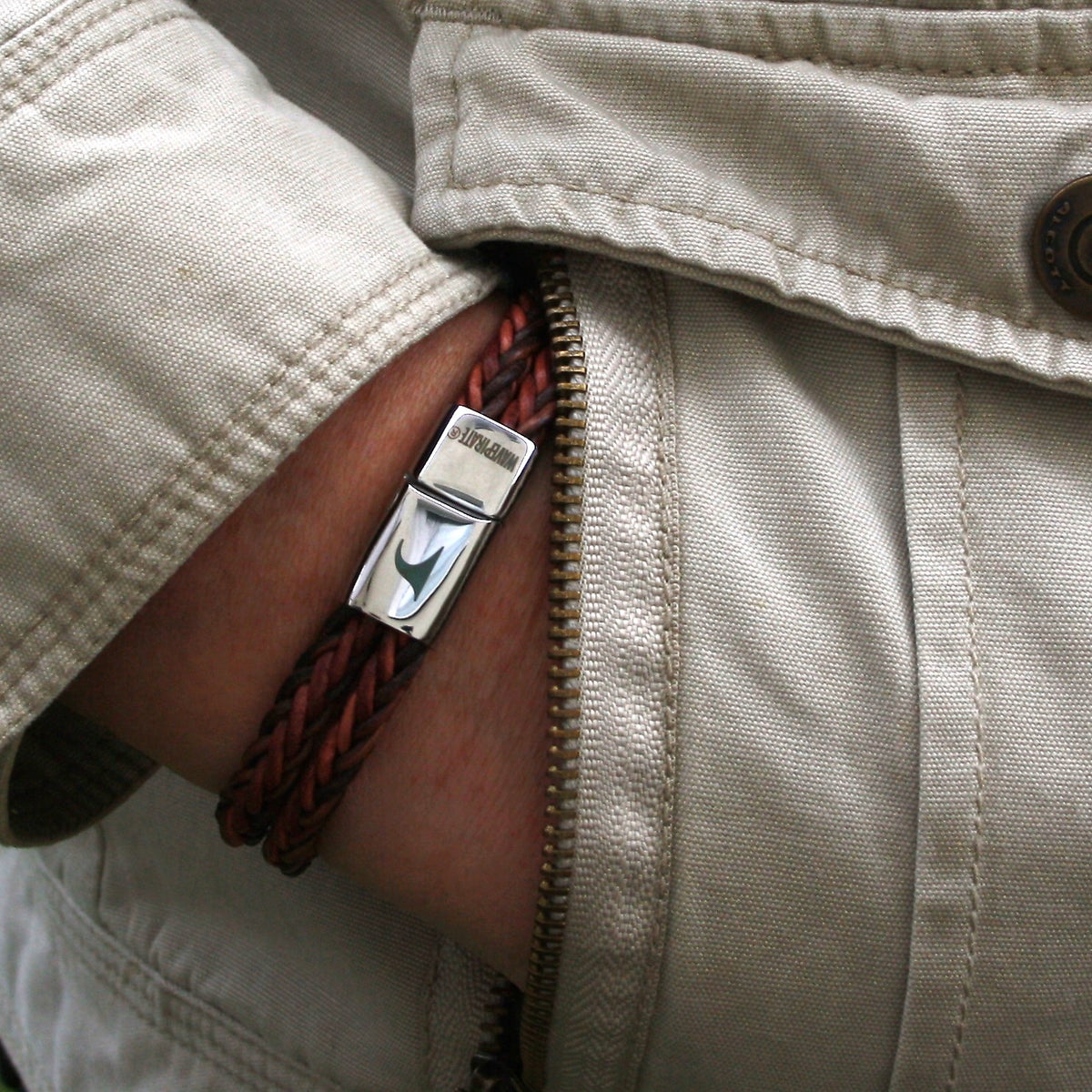 Leder-Armband-Herren-Tarifa-braun-geflochten-Edelstahlverschluss-getragen-wavepirate-shop-z8