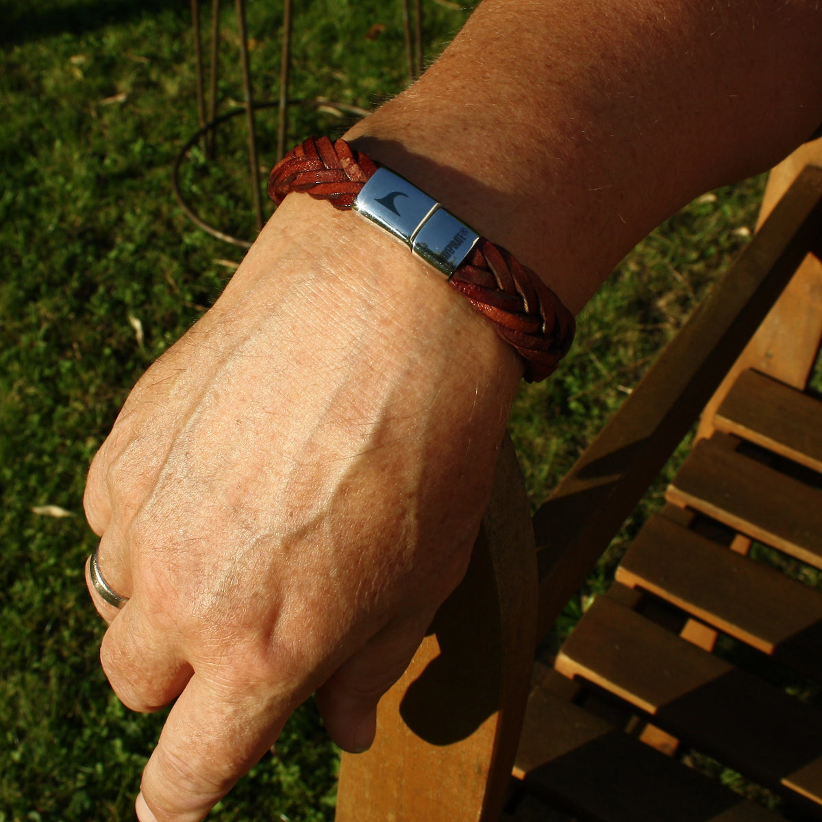 Leder-Armband-Herren-Tarifa-braun-geflochten-flach-Edelstahlverschluss-getragen-wavepirate-shop-f15