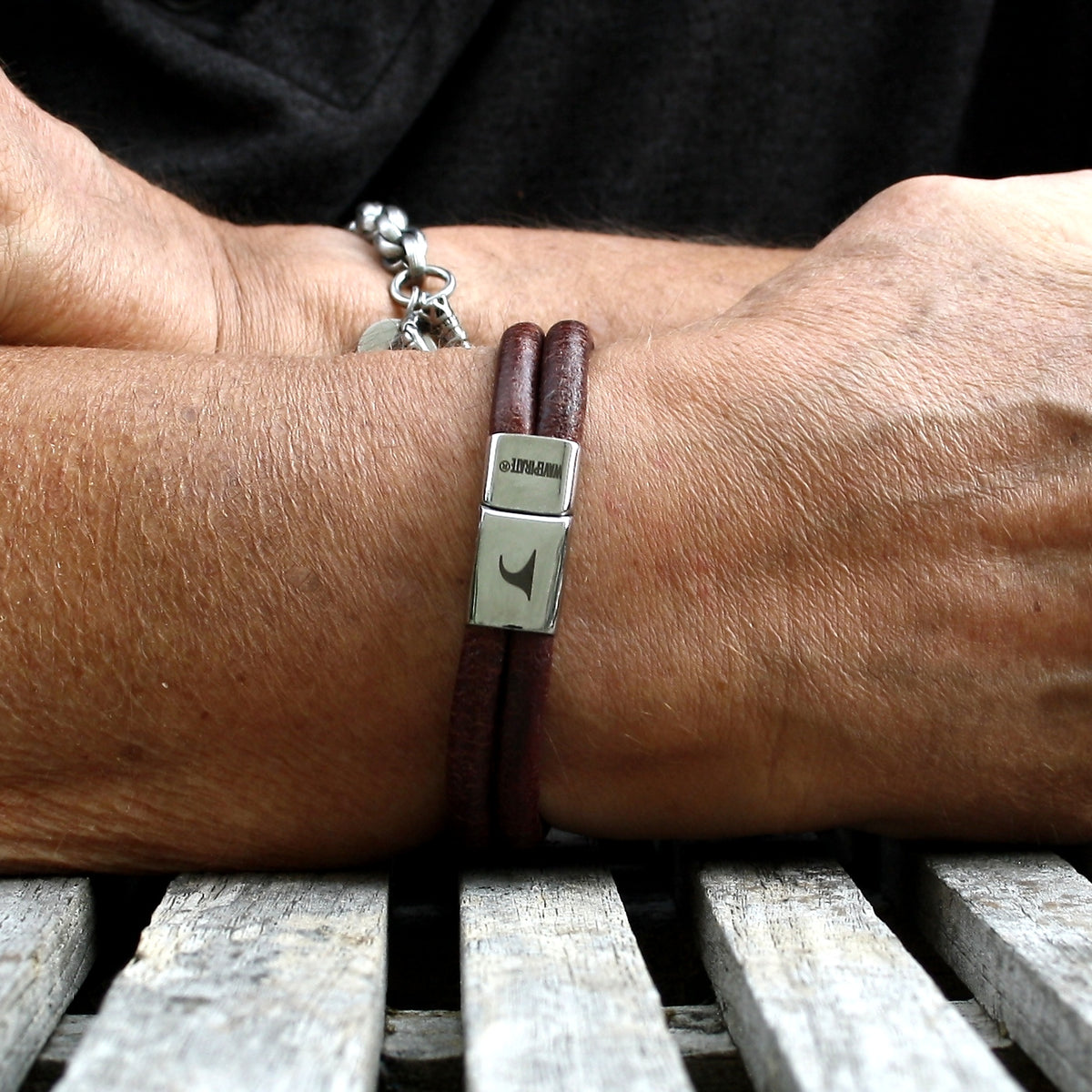 Leder-Armband-Herren-Tarifa-braun-massiv-Edelstahlverschluss-getragen-wavepirate-shop-r