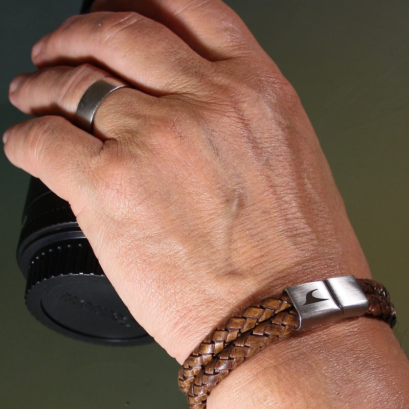 Leder-Armband-Herren-Tarifa-cognac-geflochten-Edelstahlverschluss-getragen-wavepirate-shop-f