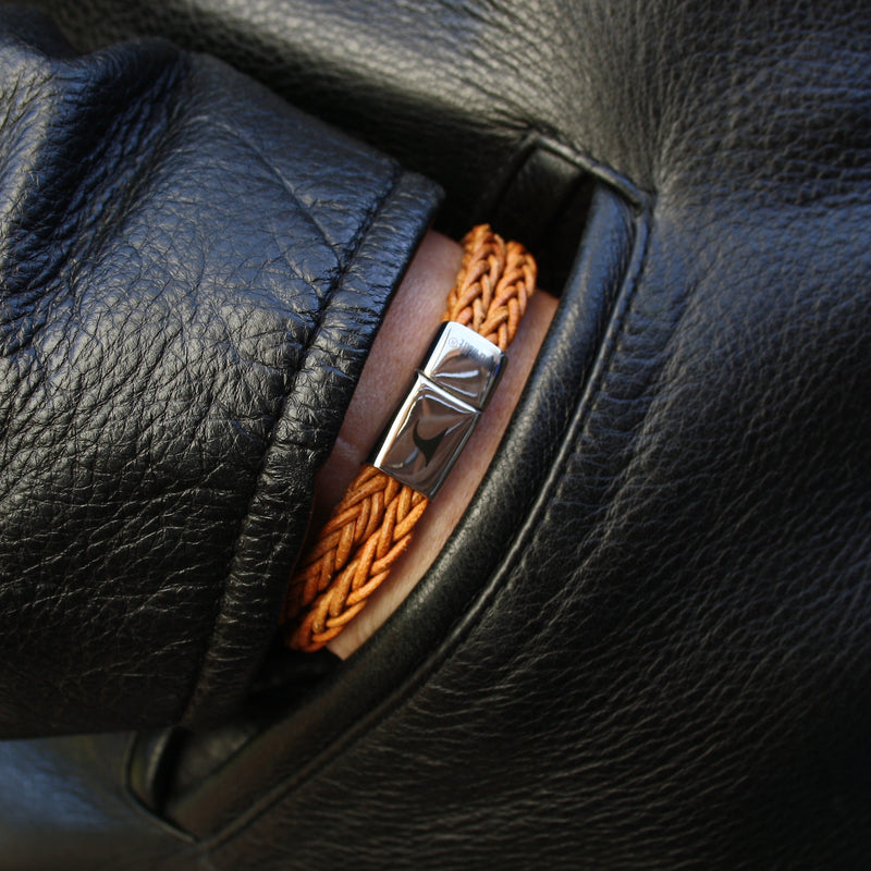Leder-Armband-Herren-Tarifa-cognac-geflochten-Edelstahlverschluss-getragen-wavepirate-shop-z8
