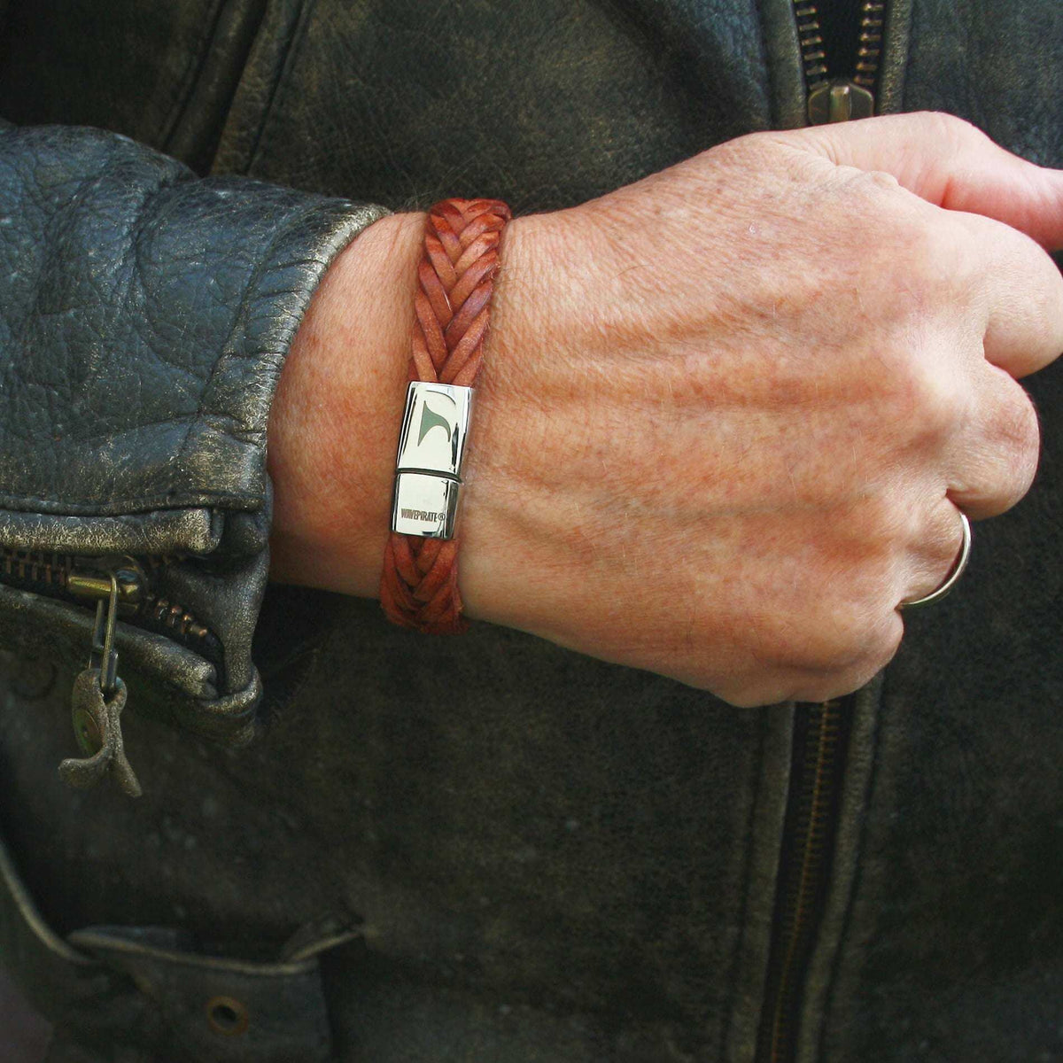 Leder-Armband-Herren-Tarifa-cognac-geflochten-flach-Edelstahlverschluss-getragen-wavepirate-shop-f15