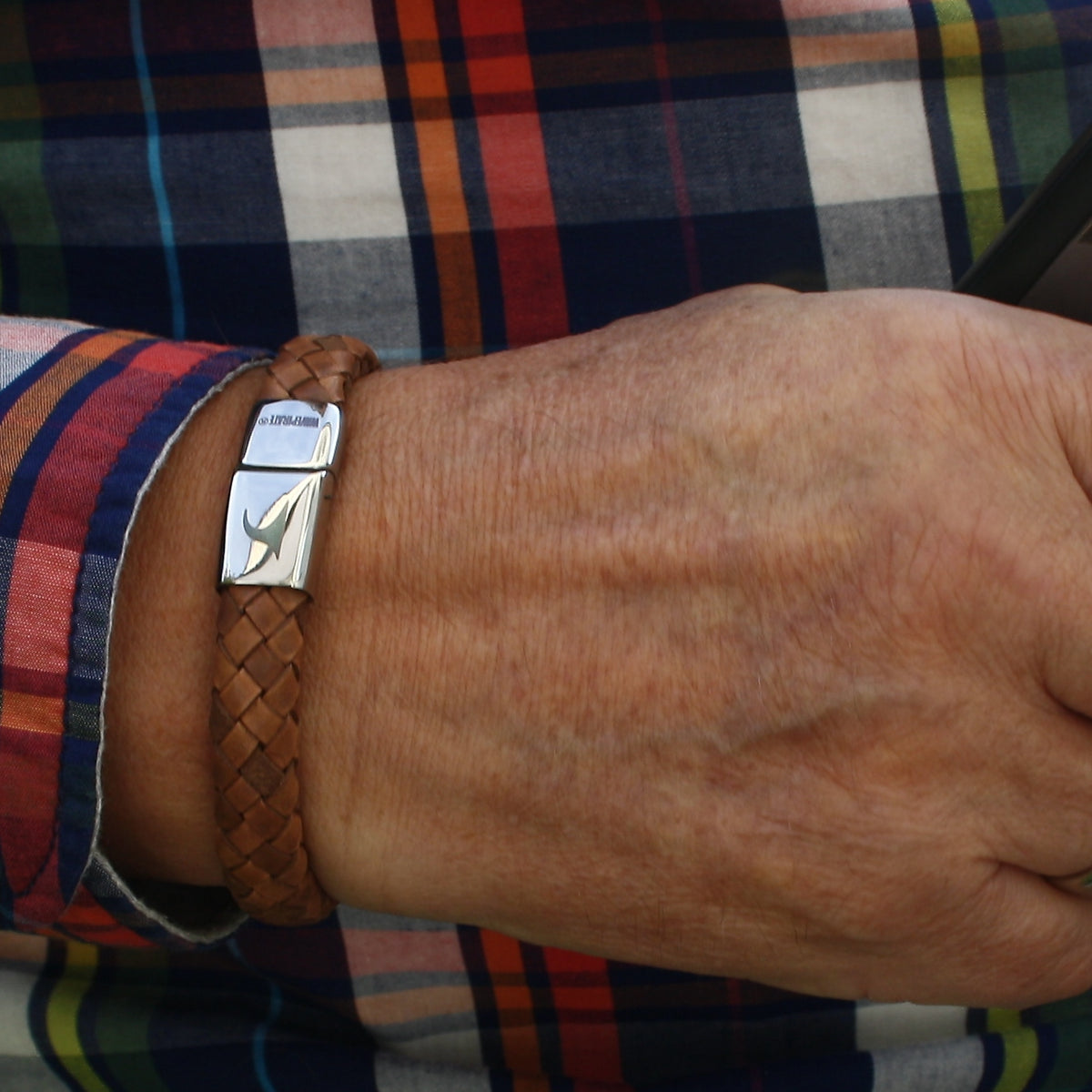 Leder-Armband-Herren-Tarifa-cognac-geflochten-oval-Edelstahlverschluss-getragen-wavepirate-shop-ov