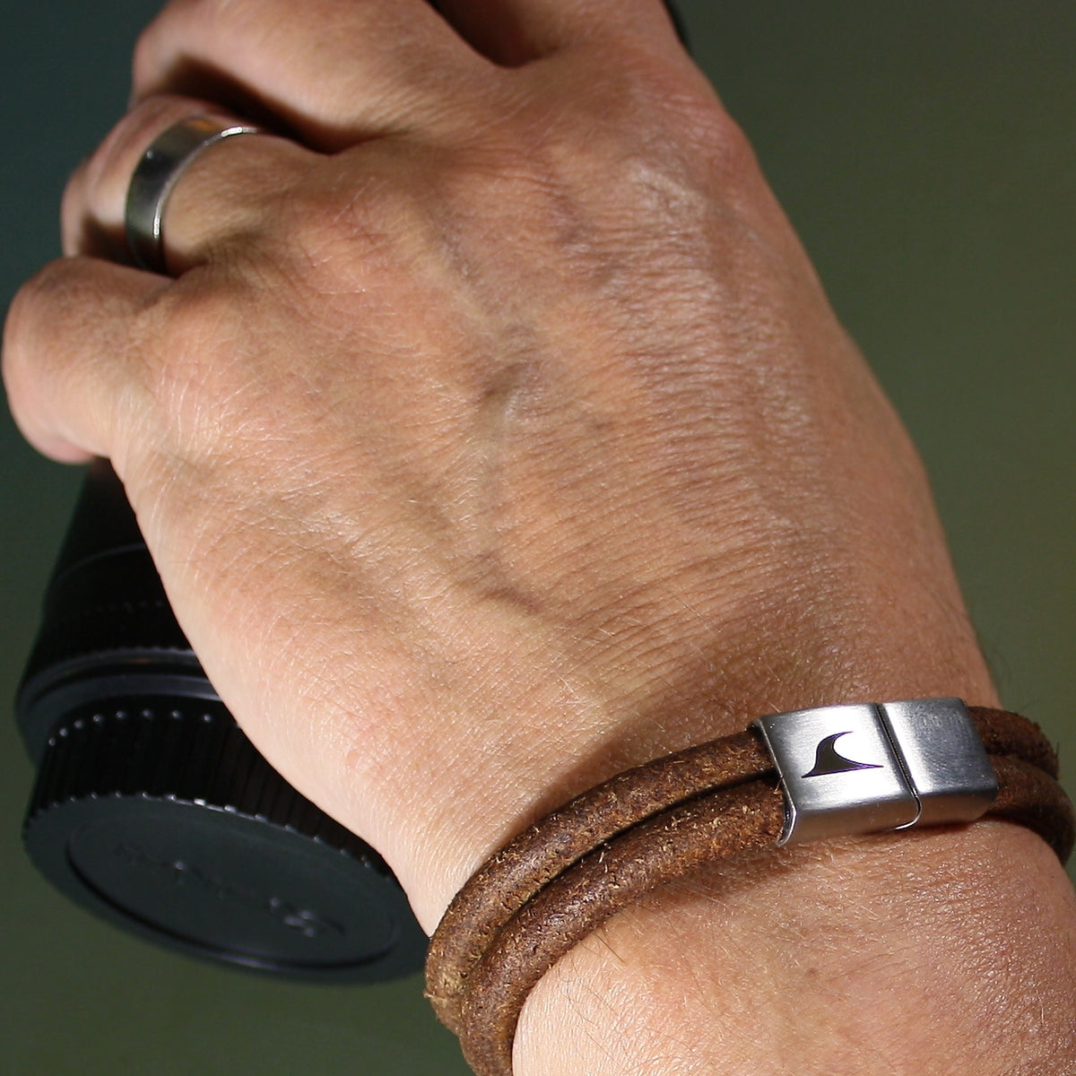 Leder-Armband-Herren-Tarifa-cognac-massiv-Edelstahlverschluss-getragen-wavepirate-shop-r