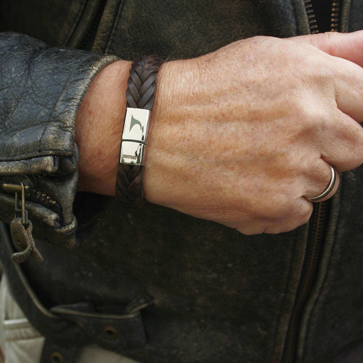 Leder-Armband-Herren-Tarifa-dunkelbraun-geflochten-flach-Edelstahlverschluss-getragen-wavepirate-shop-f15