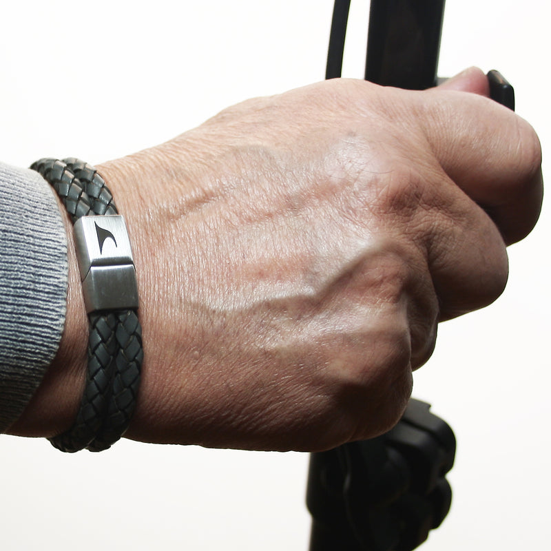 Leder-Armband-Herren-Tarifa-dunkelgrau-geflochten-Edelstahlverschluss-getragen-wavepirate-shop-f