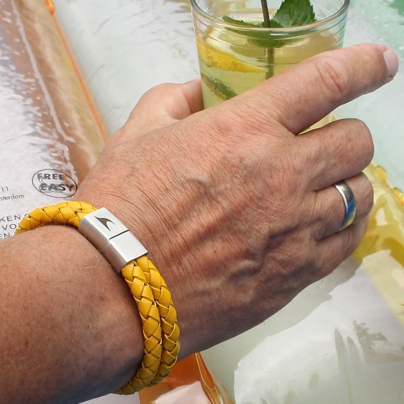 Leder-Armband-Herren-Tarifa-gelb-geflochten-Edelstahlverschluss-getragen-wavepirate-shop-f
