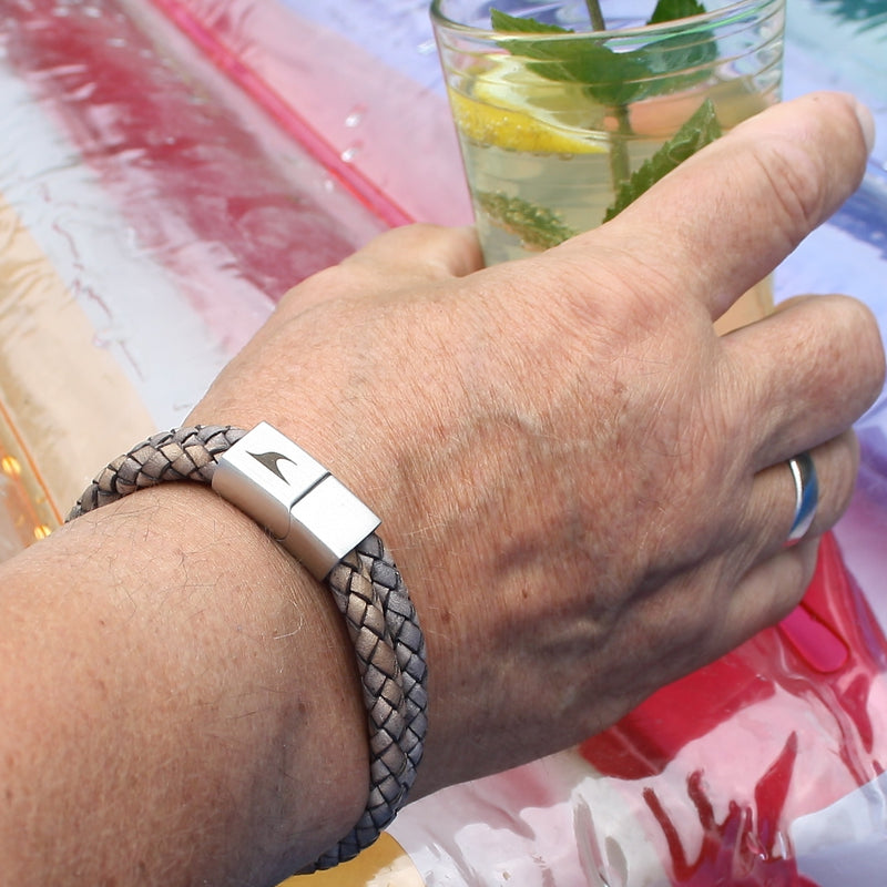 Leder-Armband-Herren-Tarifa-nuss-geflochten-Edelstahlverschluss-getragen-wavepirate-shop-f