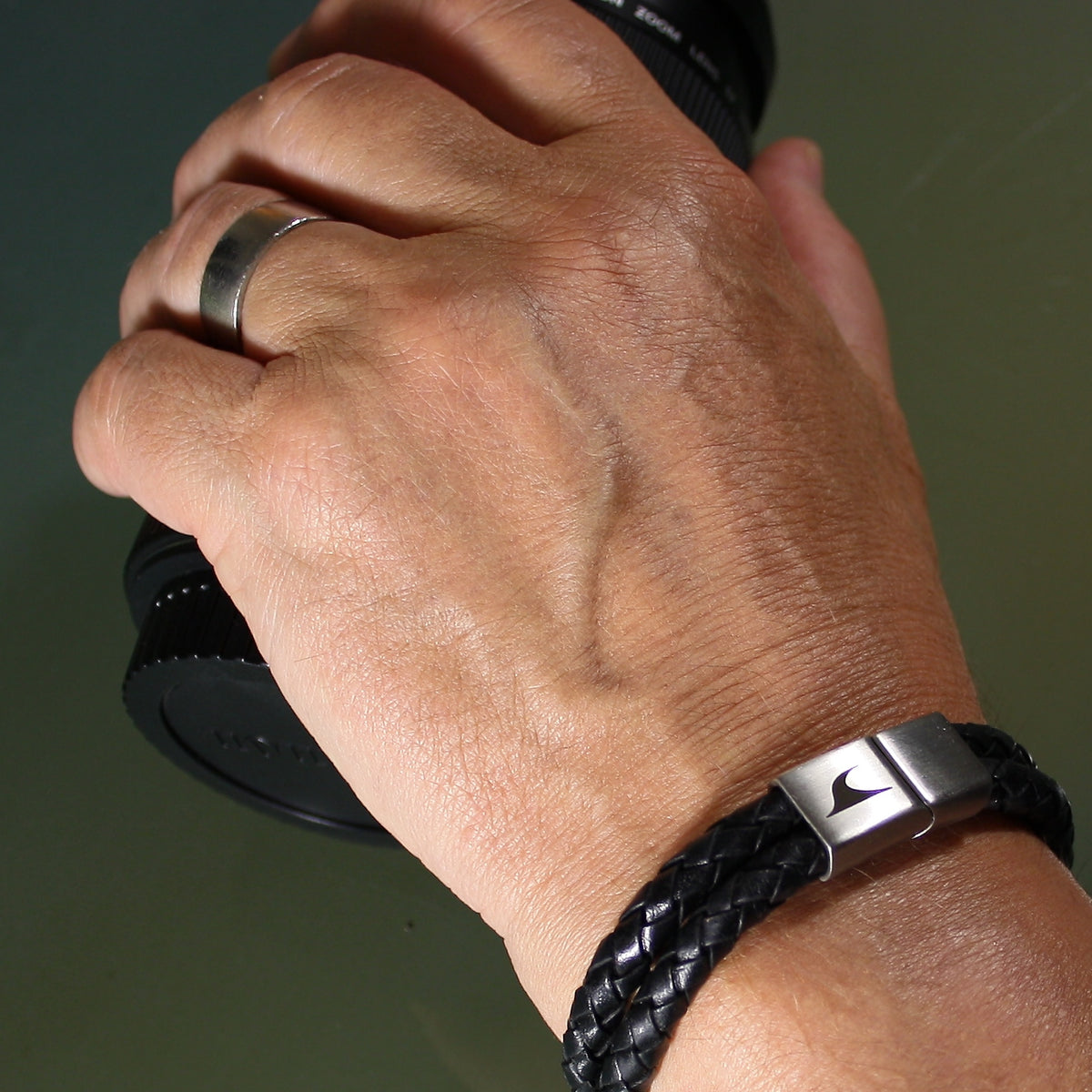 Leder-Armband-Herren-Tarifa-schwarz-geflochten-Edelstahlverschluss-getragen-wavepirate-shop-f