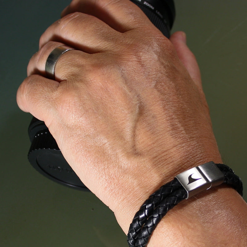 Leder-Armband-Herren-Tarifa-schwarz-geflochten-Edelstahlverschluss-getragen-wavepirate-shop-f