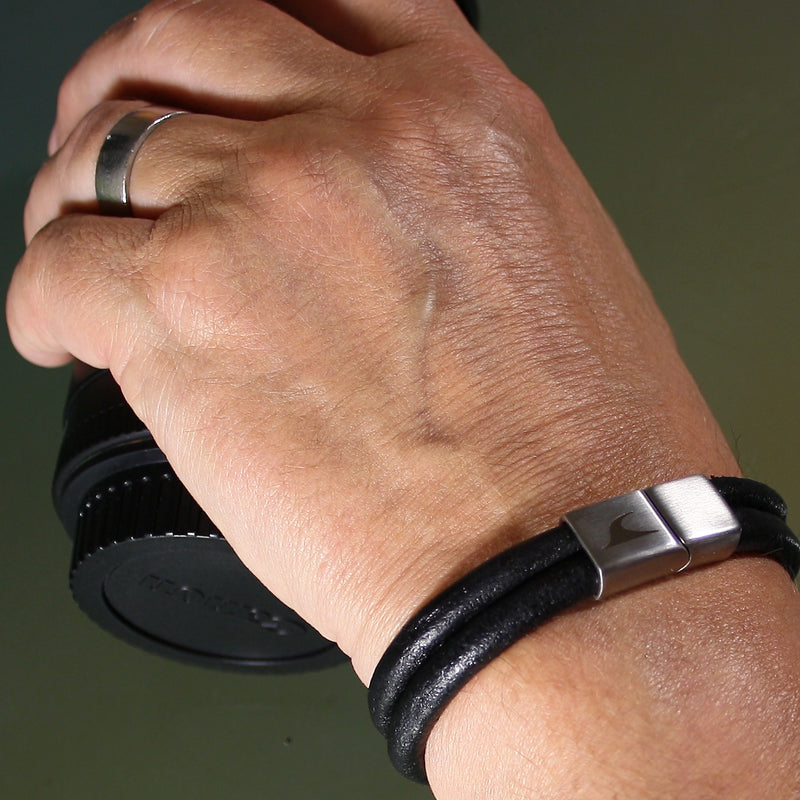 Leder-Armband-Herren-Tarifa-schwarz-massiv-Edelstahlverschluss-getragen-wavepirate-shop-r