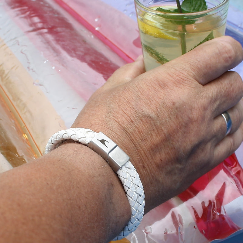 Leder-Armband-Herren-Tarifa-weiss-geflochten-Edelstahlverschluss-getragen-wavepirate-shop-f