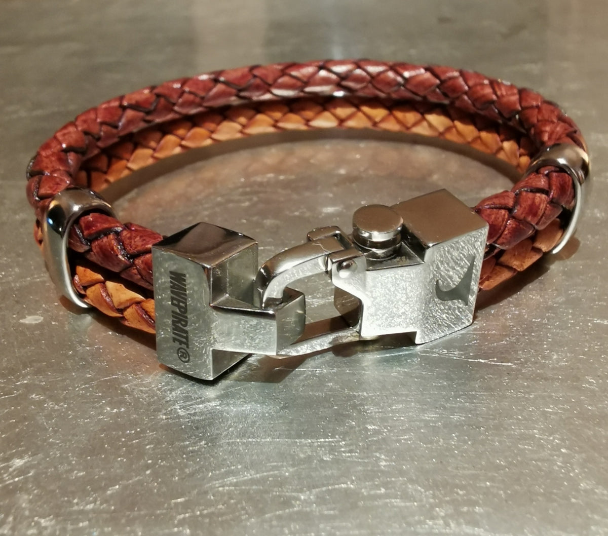 Leder-Armband-Herren-Turn-braun-cognac-geflochten-Edelstahlverschluss-detail-wavepirate-shop-f