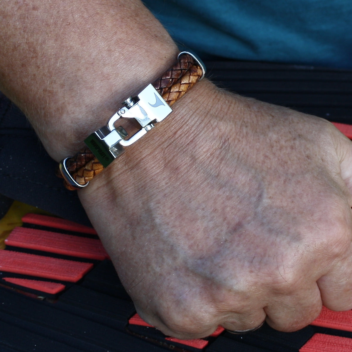 Leder-Armband-Herren-Turn-braun-cognac-geflochten-Edelstahlverschluss-getragen-wavepirate-shop-f