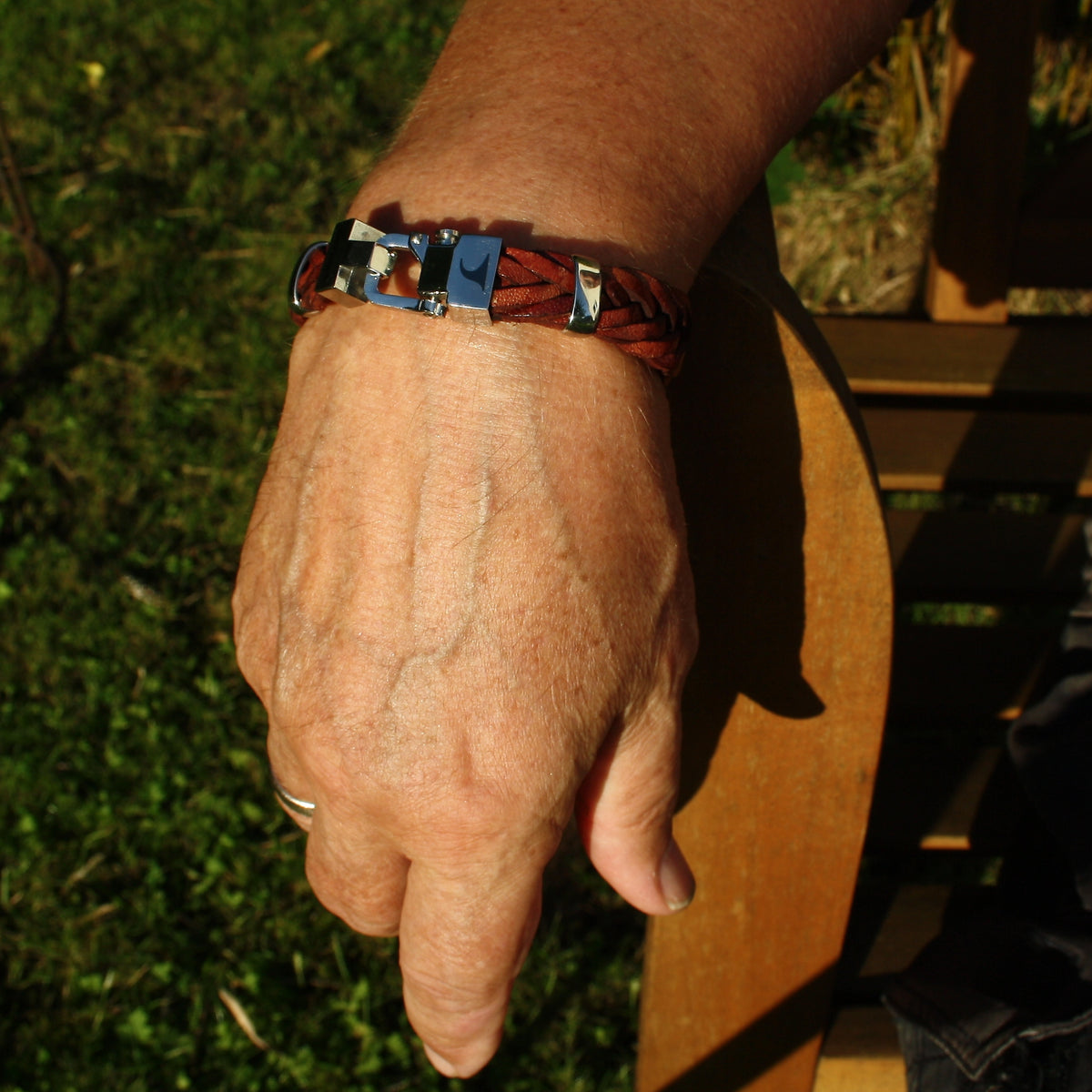 Leder-Armband-Herren-Turn-braun-geflochten-flach-Edelstahlverschluss-getragen-wavepirate-shop-f15