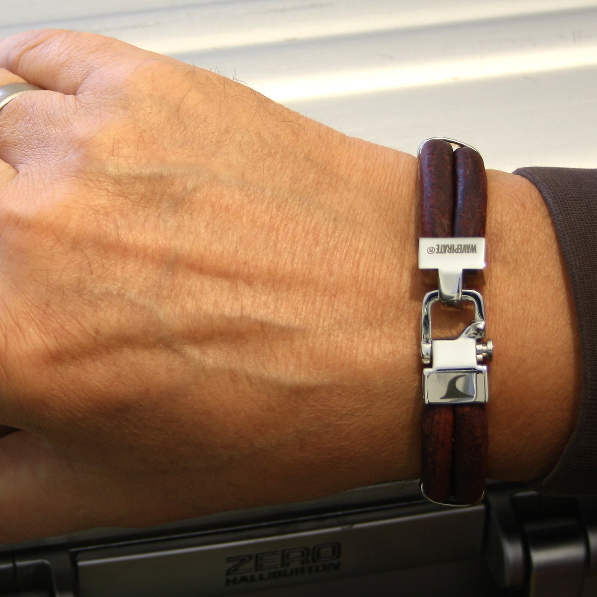 Leder-Armband-Herren-Turn-braun-massiv-Edelstahlverschluss-getragen-wavepirate-shop-r