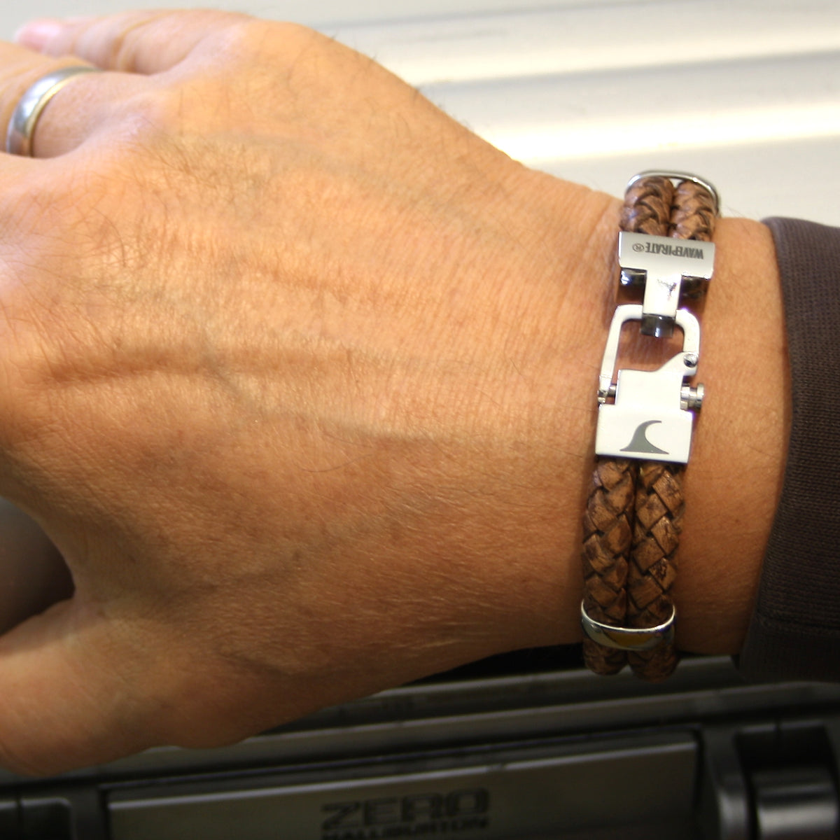 Leder-Armband-Herren-Turn-cognac-geflochten-Edelstahlverschluss-getragen-wavepirate-shop-f