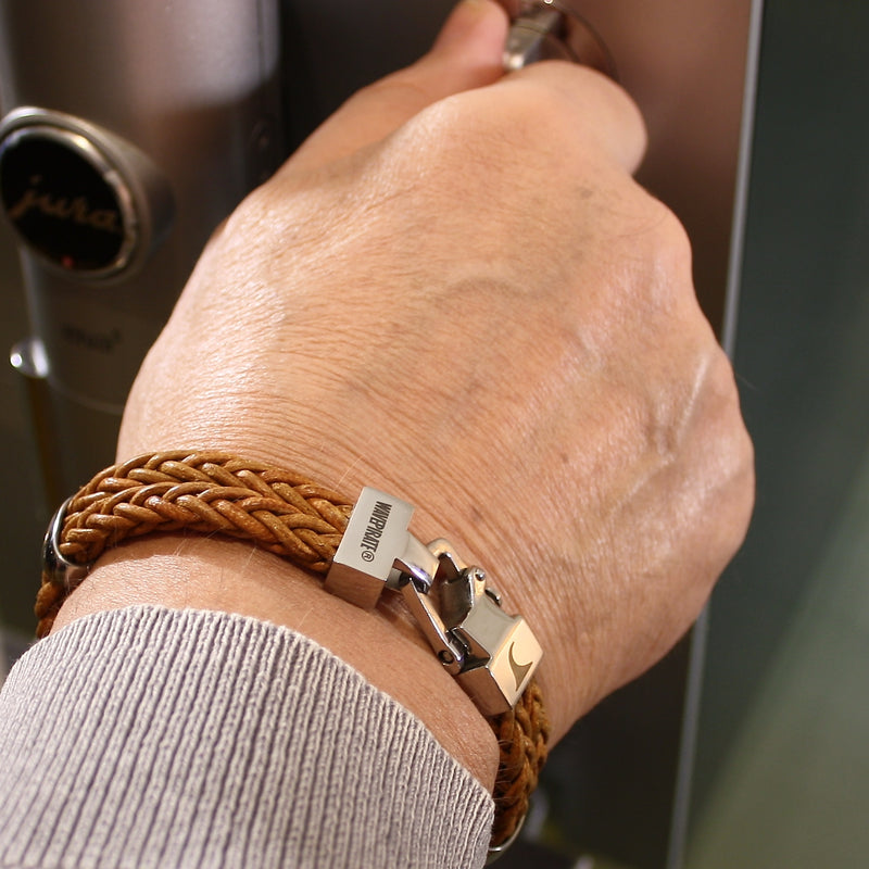Leder-Armband-Herren-Turn-cognac-geflochten-Edelstahlverschluss-getragen-wavepirate-shop-z8
