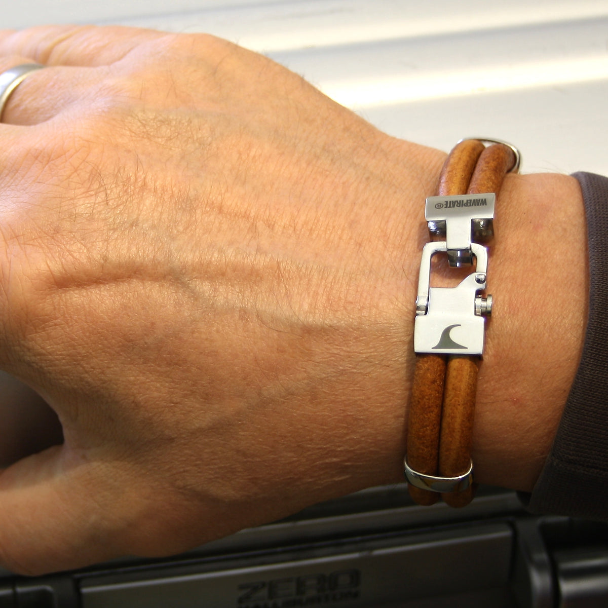 Leder-Armband-Herren-Turn-cognac-massiv-Edelstahlverschluss-getragen-wavepirate-shop-r