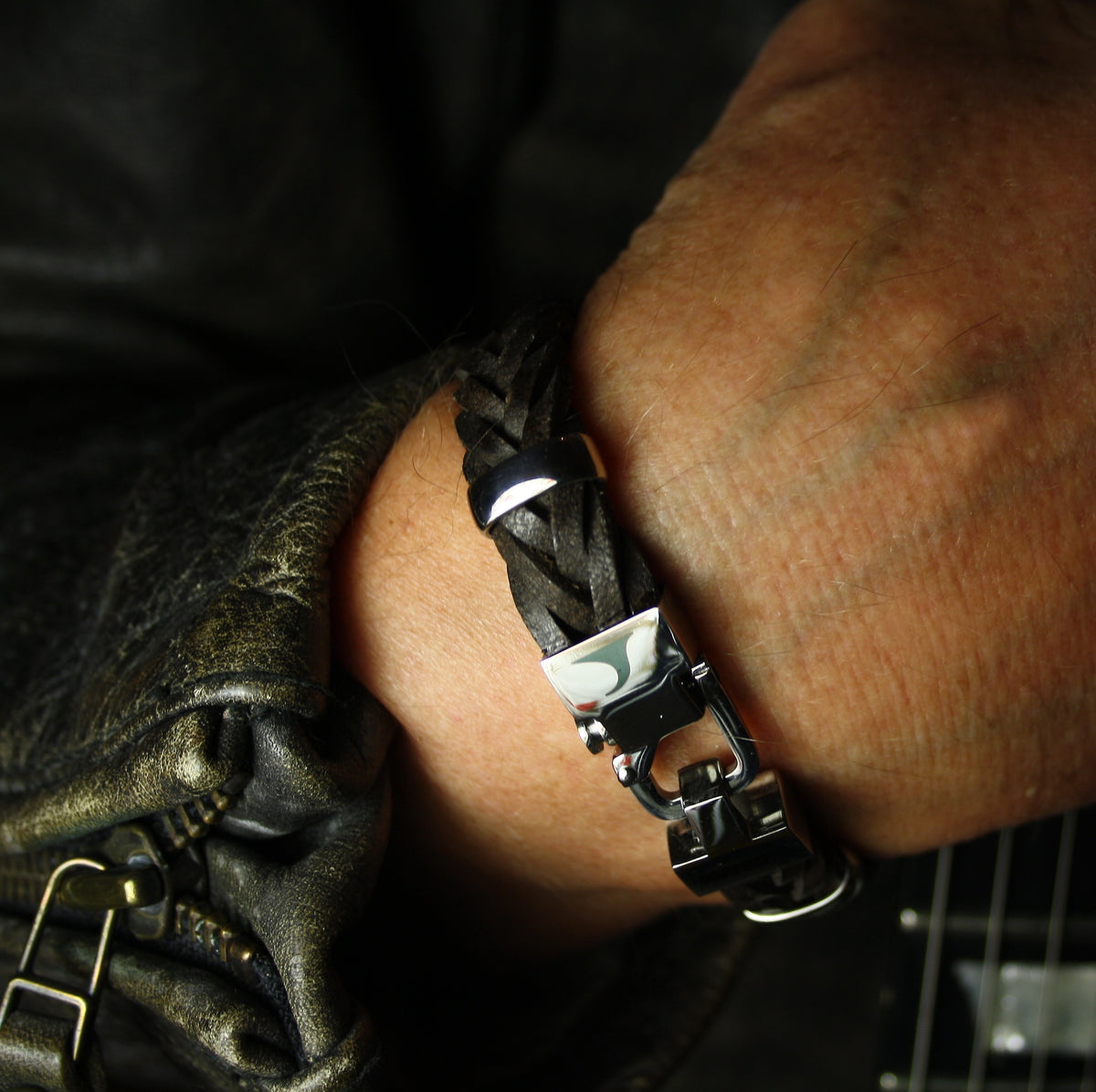 Leder-Armband-Herren-Turn-dunkelbraun-geflochten-flach-Edelstahlverschluss-getragen-wavepirate-shop-f15