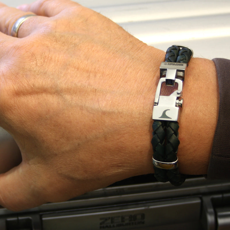 Leder-Armband-Herren-Turn-gruen-geflochten-Edelstahlverschluss-getragen-wavepirate-shop-f