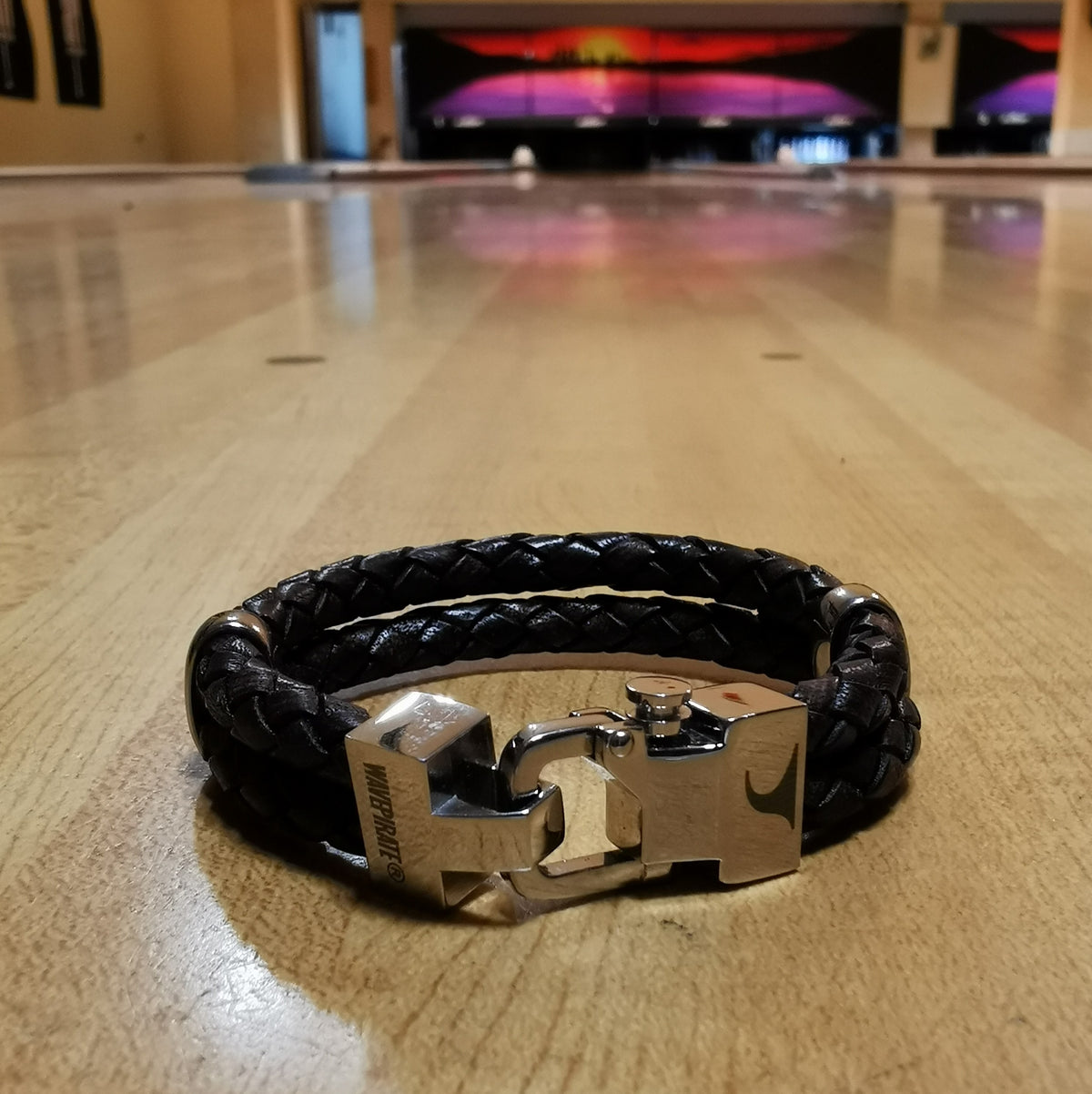 Leder-Armband-Herren-Turn-schwarz-geflochten-Edelstahlverschluss-detail-wavepirate-shop-f