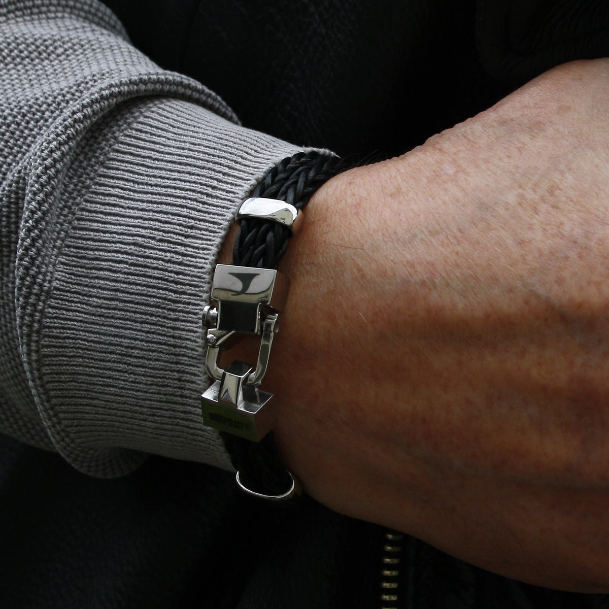 Leder-Armband-Herren-Turn-schwarz-geflochten-Edelstahlverschluss-getragen-wavepirate-shop-z8